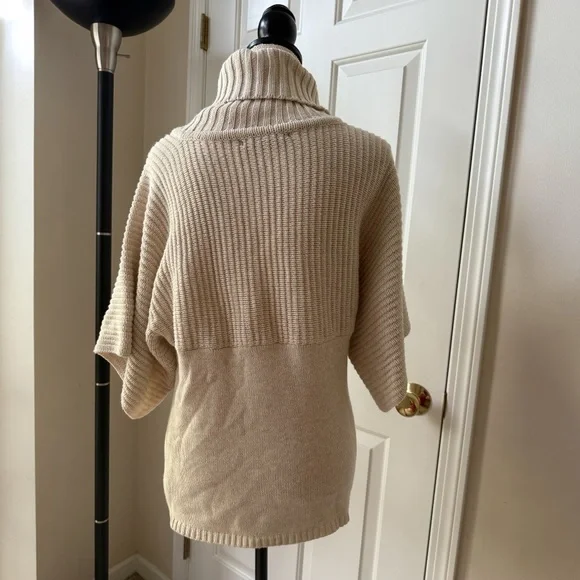 Cozy BCBG Paris Sweater - Size L 🌟 - Picture 2 of 4